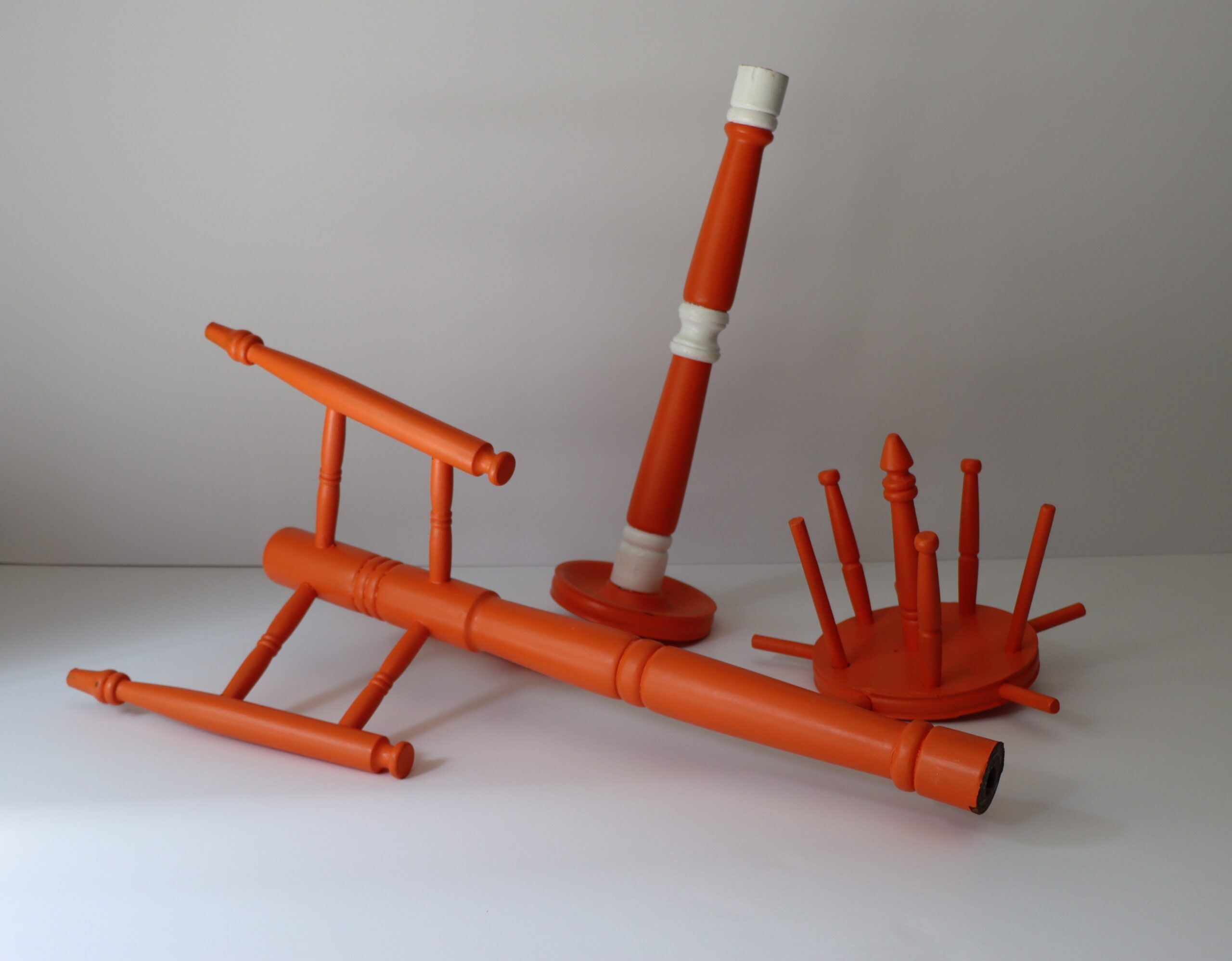 “Artista brasileira, pessoa do mundo, realiza primeira exposição individual.”