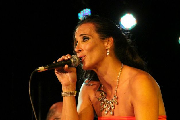 Rita Porto faz temporada de shows no Vinícius Bar