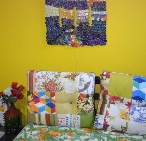 Equipe de limpeza utiliza material reciclado para transformar local de descanso em arte e conforto