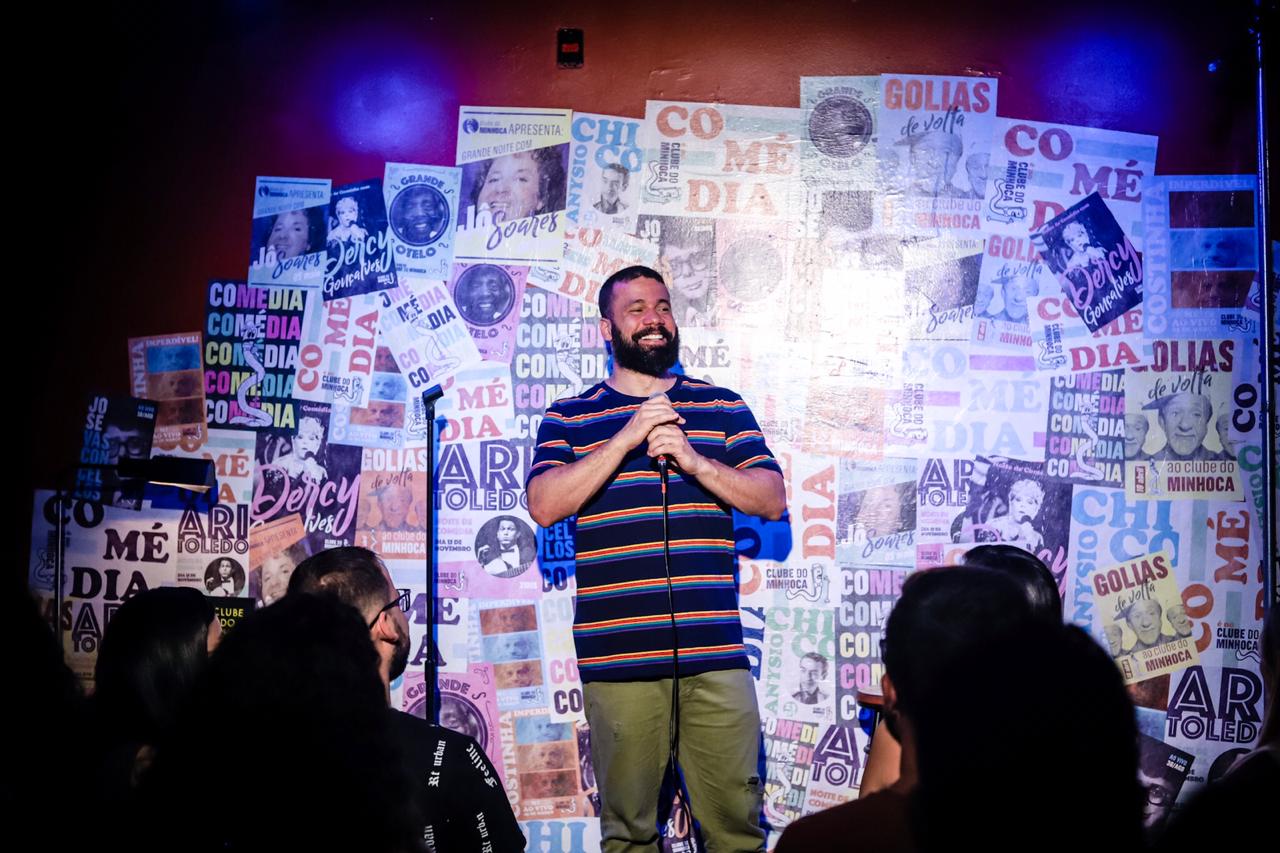 COMEDITANTE JÚNIOR CHICÓ VOLTA AO TEATRO OPUS FREI CANECA COM SEU NOVO SHOW: COMO PARTIR O CORAÇÃO DE UM AQUARIANO